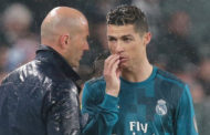 Ronaldo lên mặt cá cược với Zidane, Mourinho phản ứng kỳ lạ khi bị fan Man City tấn công
