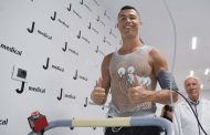 Ronaldo chứng minh mình vĩ đại không chỉ trên sân cỏ
