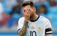 Argentina chật vật vào tứ kết Copa America, Messi đổ lỗi cho mặt sân